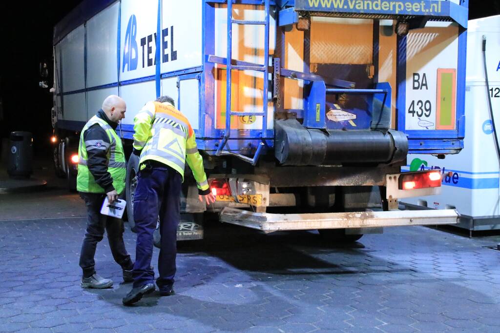 Auto achterstevoren tegen vangrail op snelweg