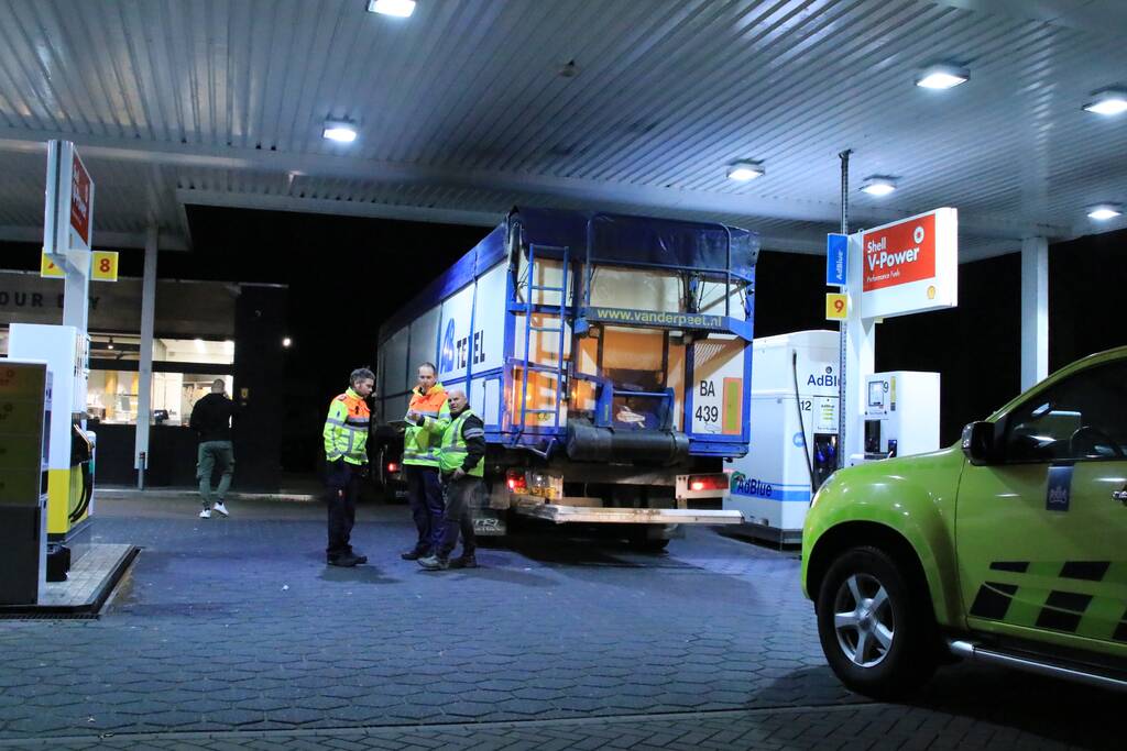 Auto achterstevoren tegen vangrail op snelweg