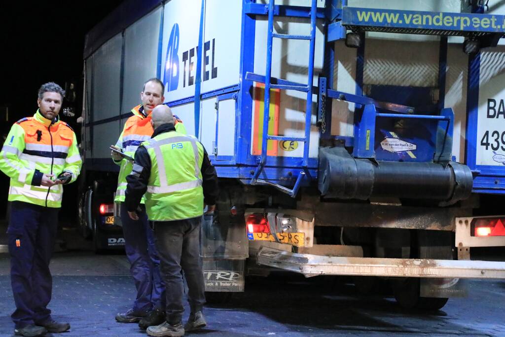 Auto achterstevoren tegen vangrail op snelweg
