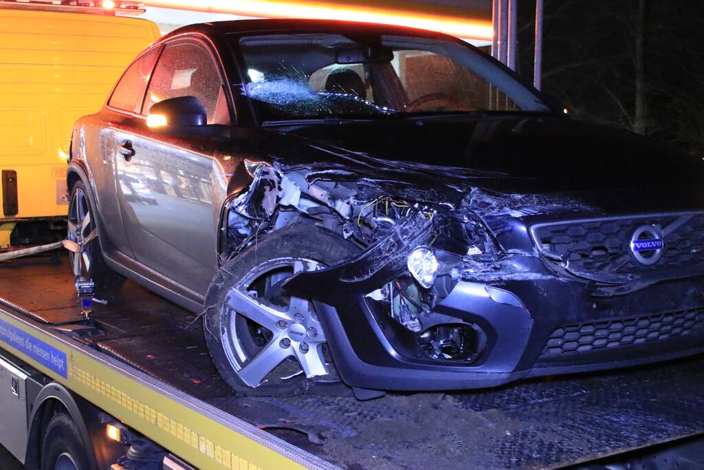 Auto achterstevoren tegen vangrail op snelweg