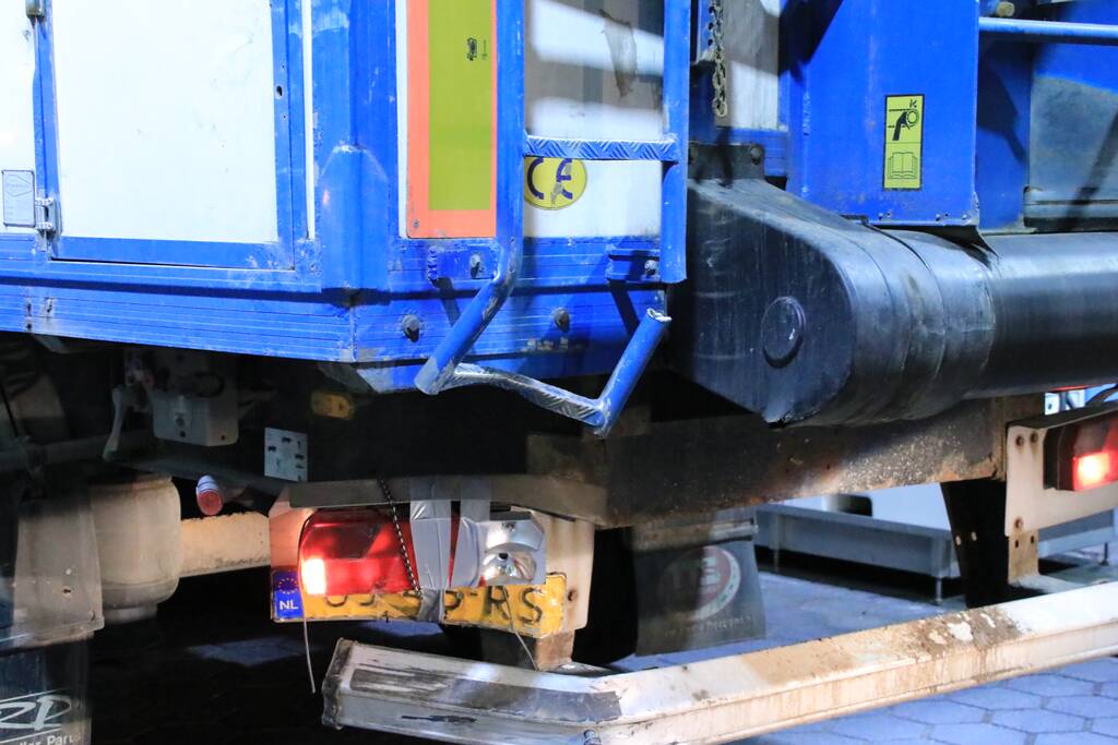 Auto achterstevoren tegen vangrail op snelweg