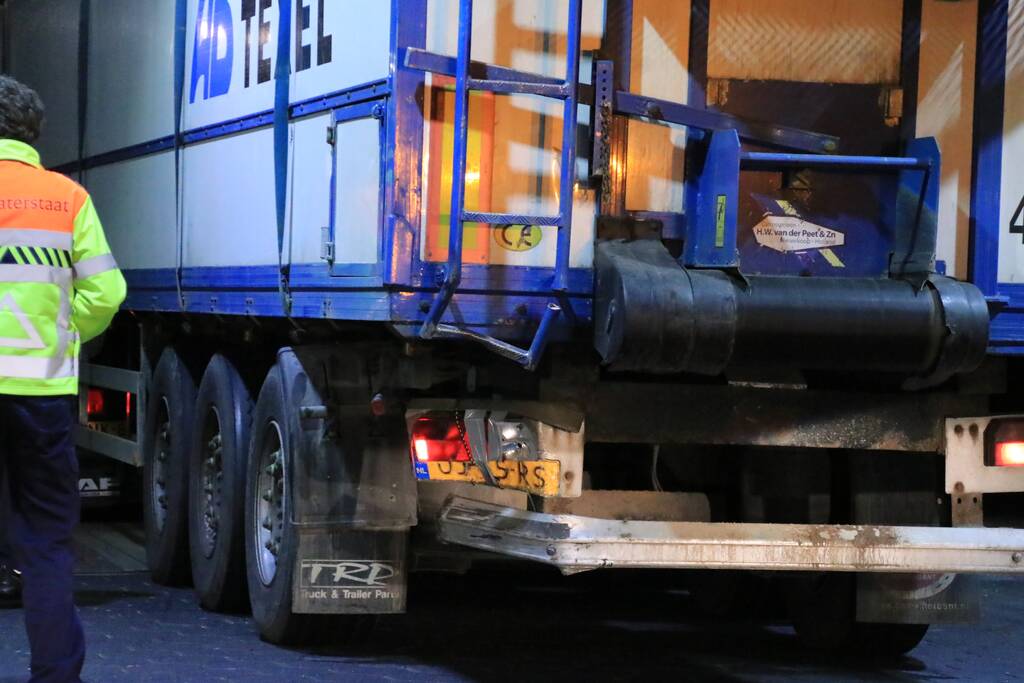 Auto achterstevoren tegen vangrail op snelweg