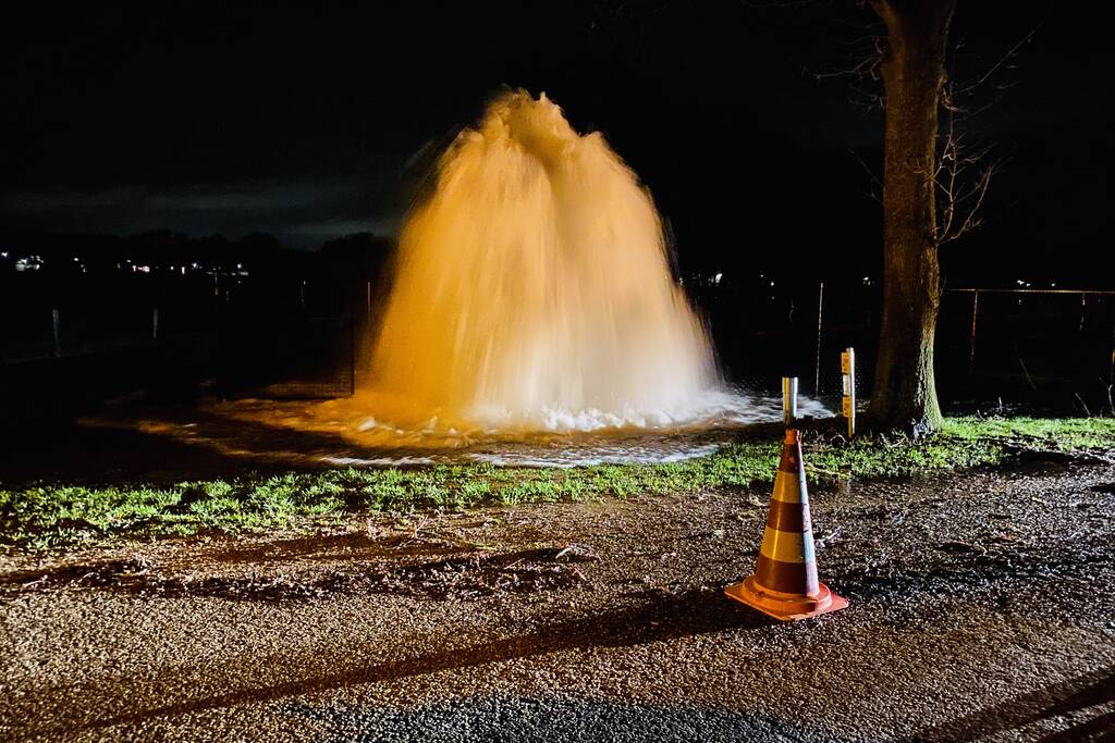 Hoofd waterleiding gesprongen, reparatie duurt uren