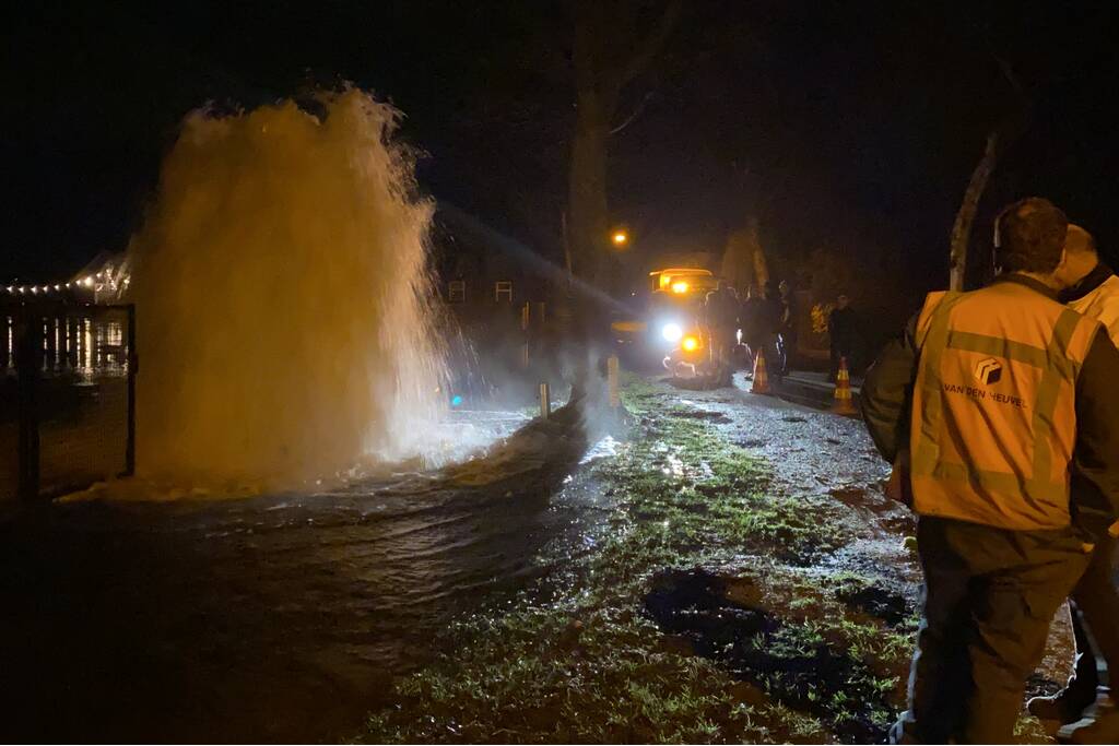 Hoofd waterleiding gesprongen, reparatie duurt uren