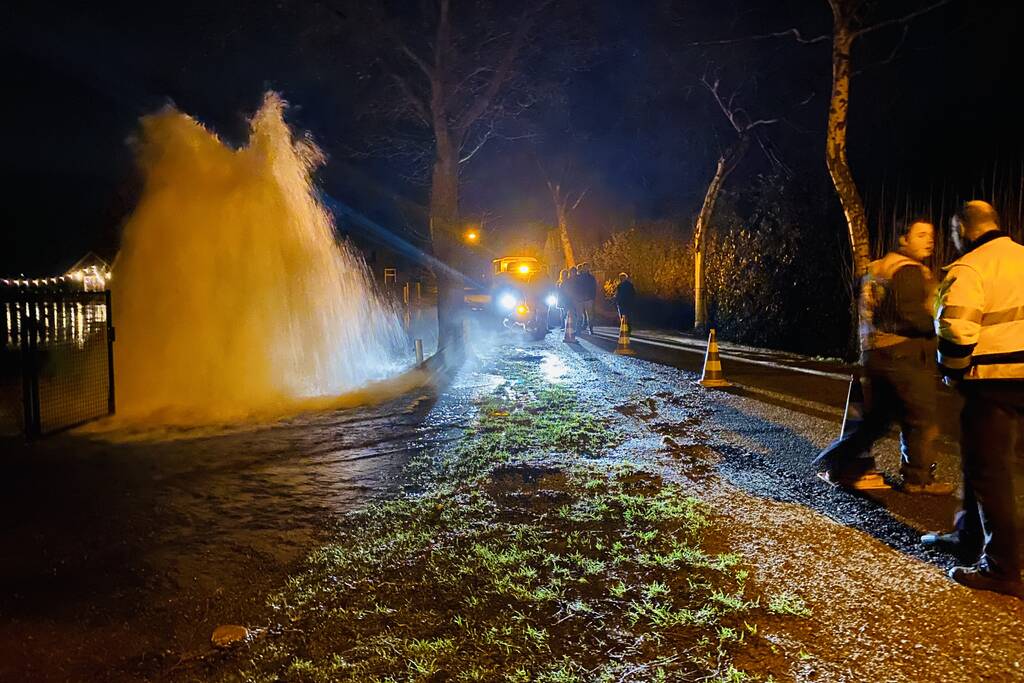 Hoofd waterleiding gesprongen, reparatie duurt uren