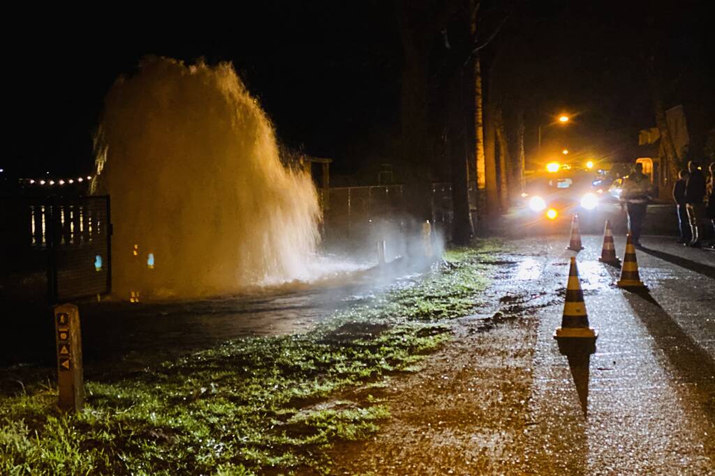 Hoofd waterleiding gesprongen, reparatie duurt uren