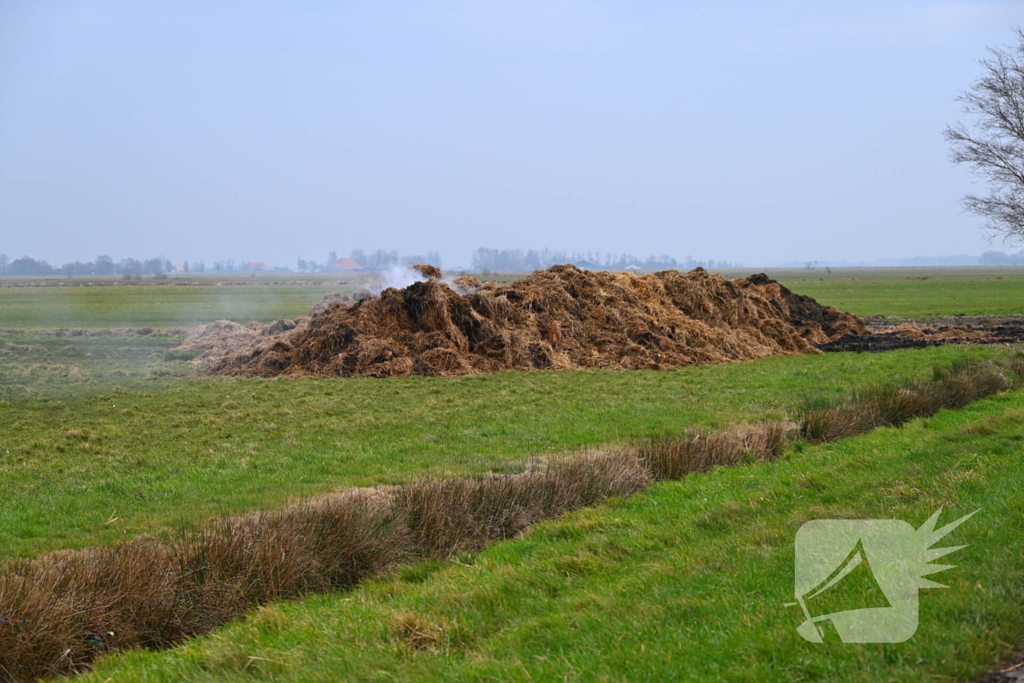 Deel van stal ingestort na grote brand door trekker