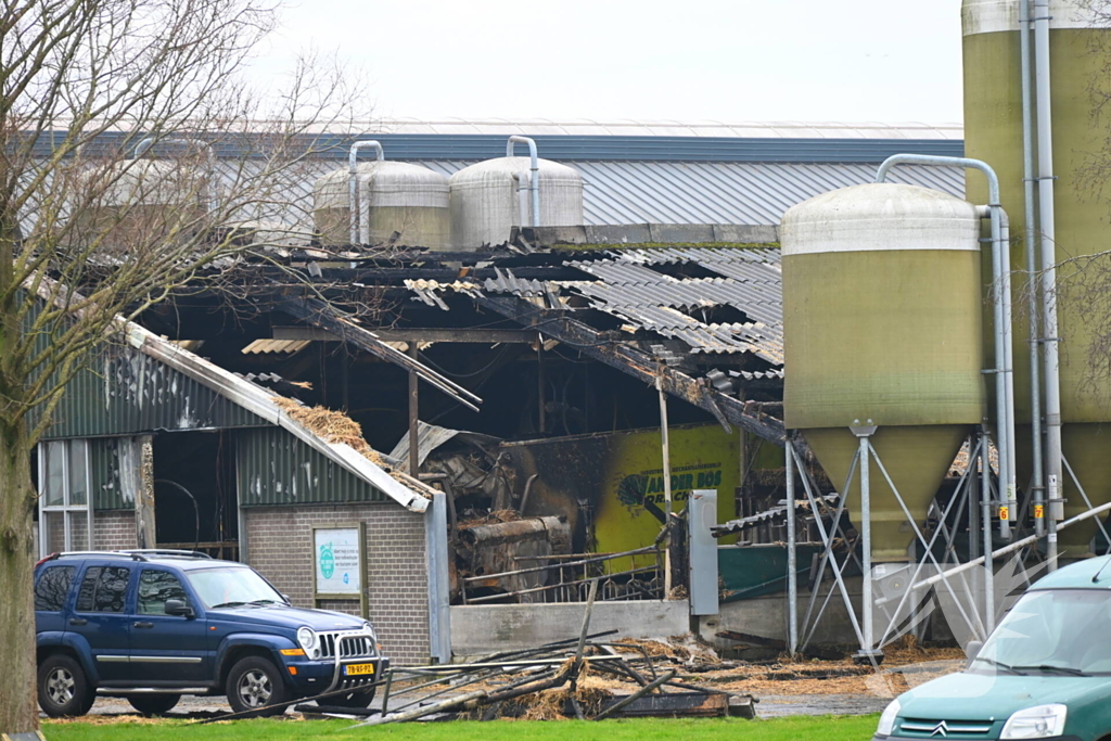 Deel van stal ingestort na grote brand door trekker