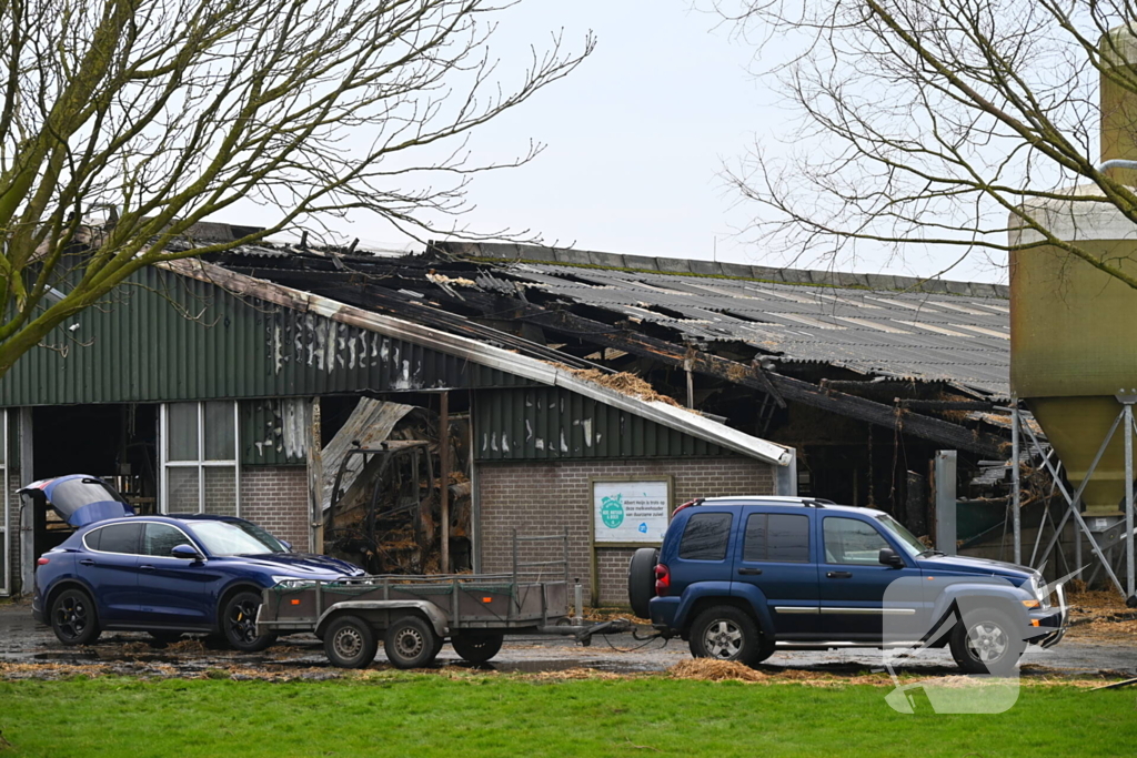 Deel van stal ingestort na grote brand door trekker