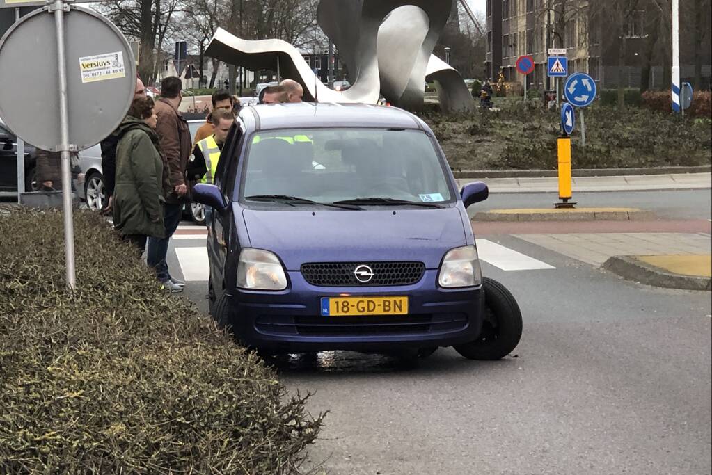 Voorwiel van auto breekt af op rotonde