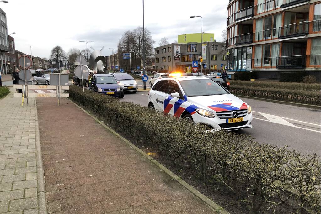 Voorwiel van auto breekt af op rotonde