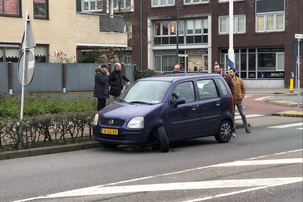 Voorwiel van auto breekt af op rotonde