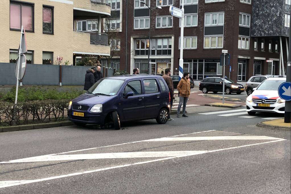 Voorwiel van auto breekt af op rotonde