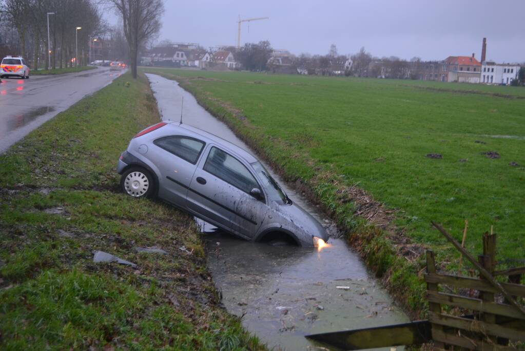 Auto vliegt uit de bocht en belandt in de sloot