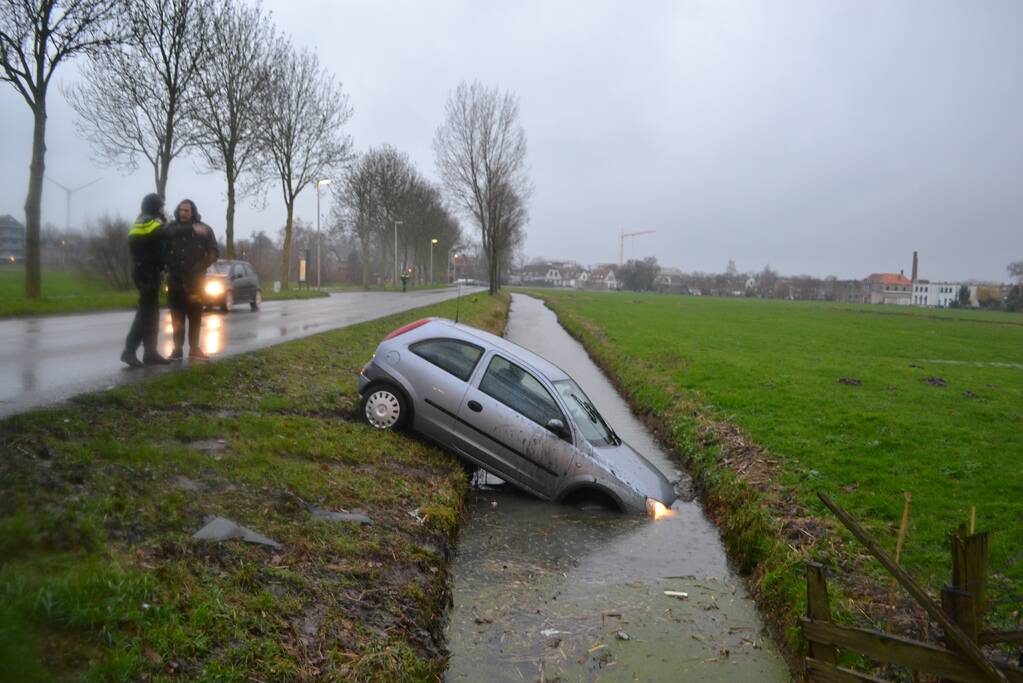 Auto vliegt uit de bocht en belandt in de sloot