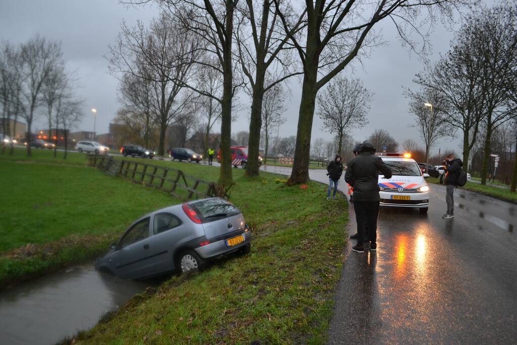 Auto vliegt uit de bocht en belandt in de sloot