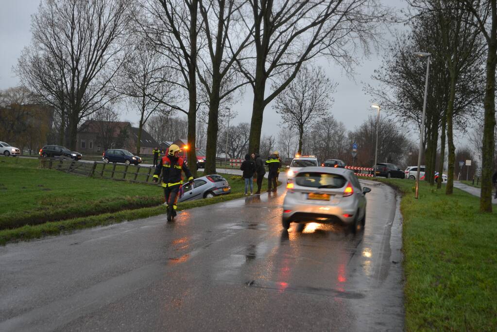 Auto vliegt uit de bocht en belandt in de sloot