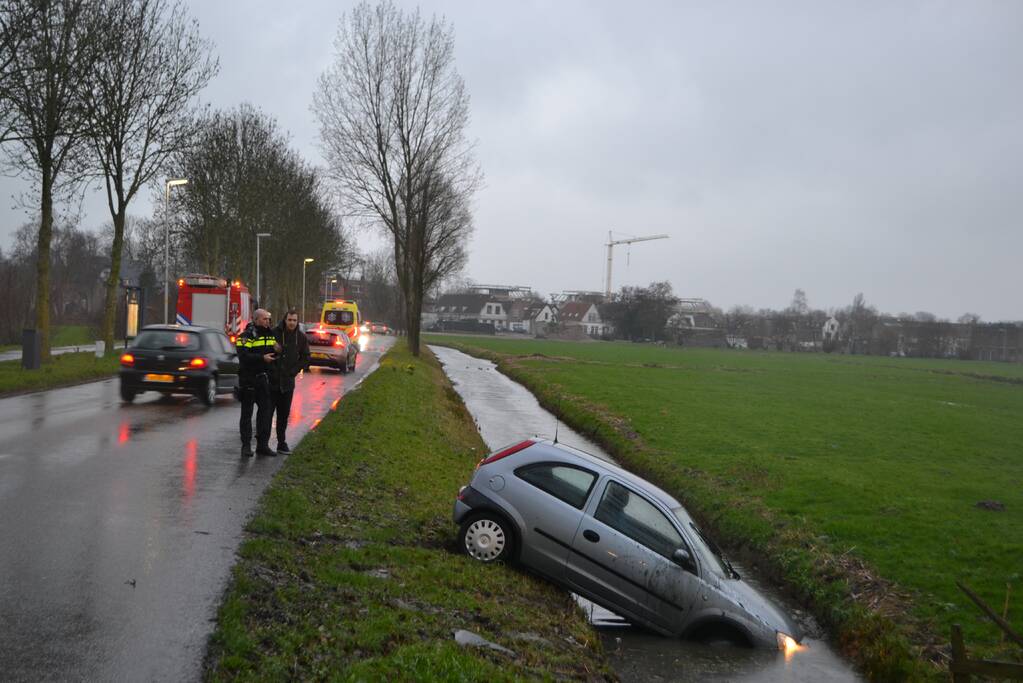 Auto vliegt uit de bocht en belandt in de sloot