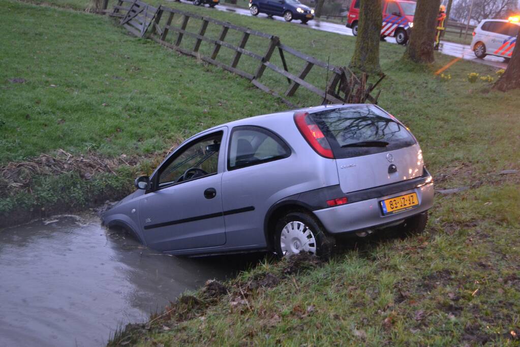 Auto vliegt uit de bocht en belandt in de sloot