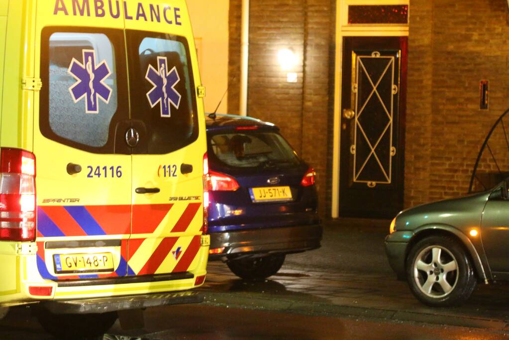 Brommobiel belandt op fietspad na botsing met boom