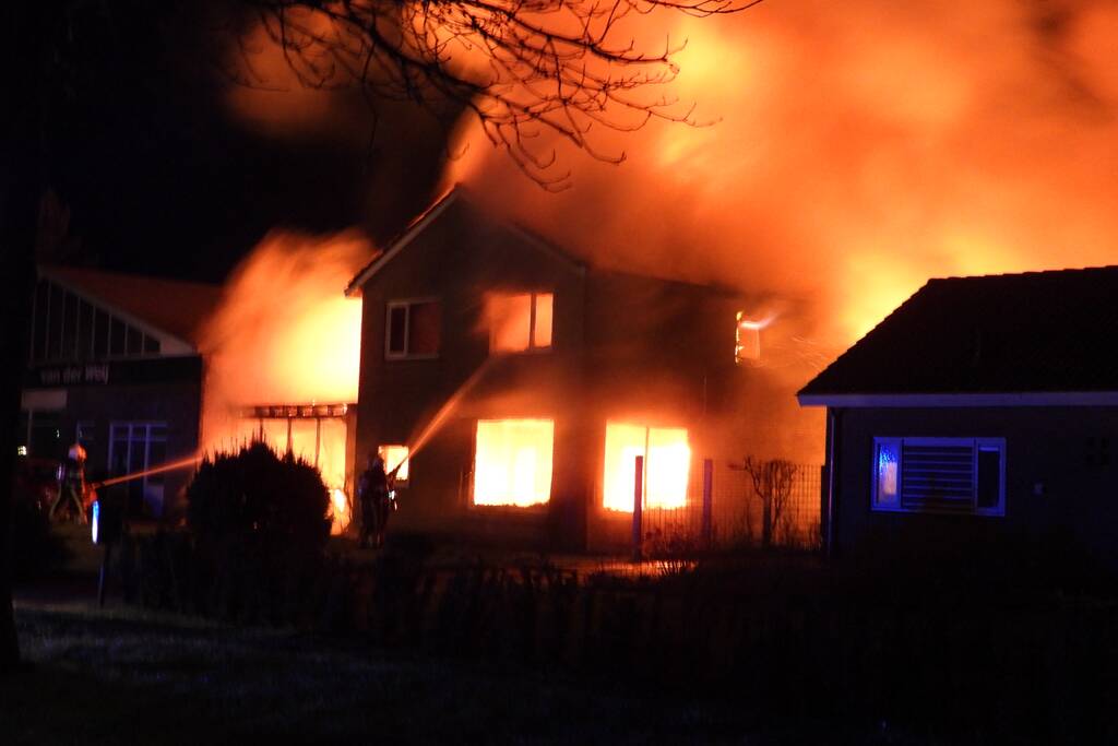 Bedrijfspand met woonhuis gaan in vlammen op