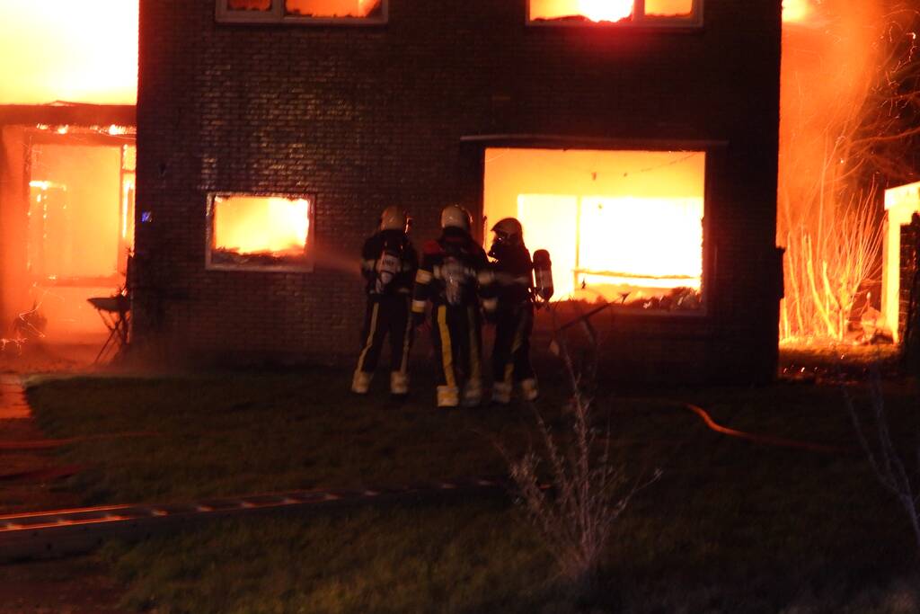 Bedrijfspand met woonhuis gaan in vlammen op
