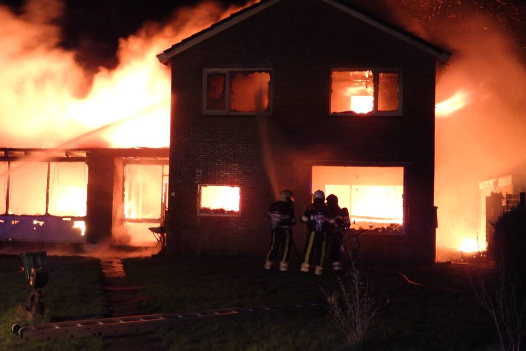 Bedrijfspand met woonhuis gaan in vlammen op