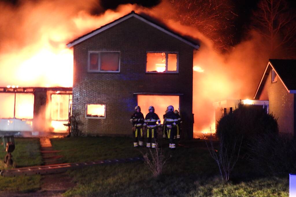 Bedrijfspand met woonhuis gaan in vlammen op