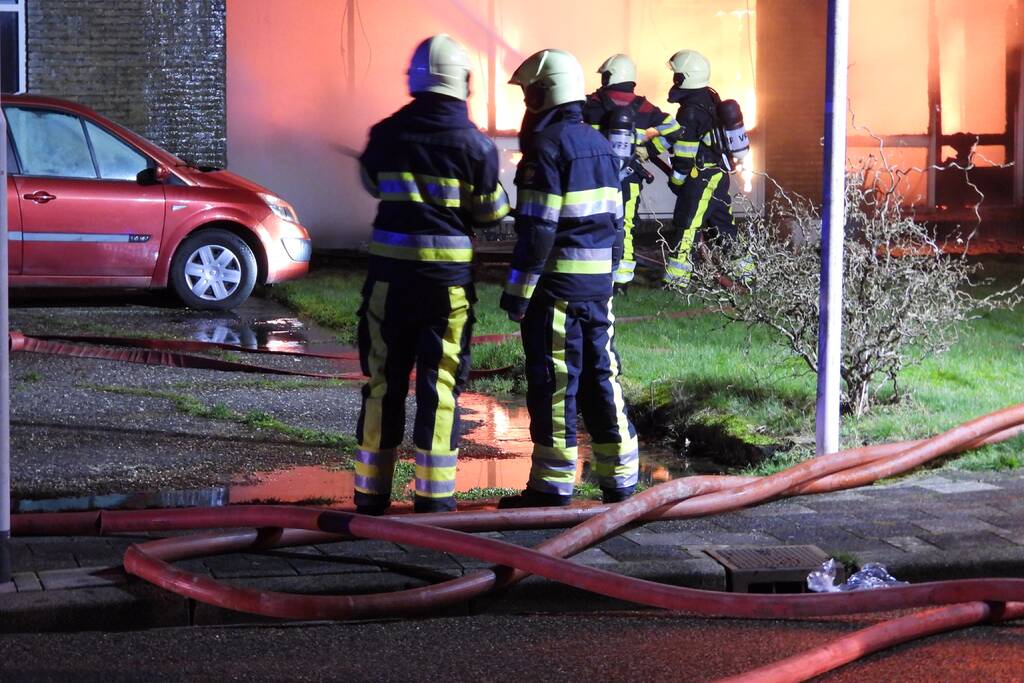 Bedrijfspand met woonhuis gaan in vlammen op
