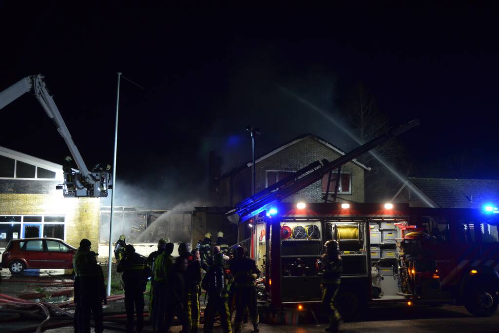 Bedrijfspand met woonhuis gaan in vlammen op
