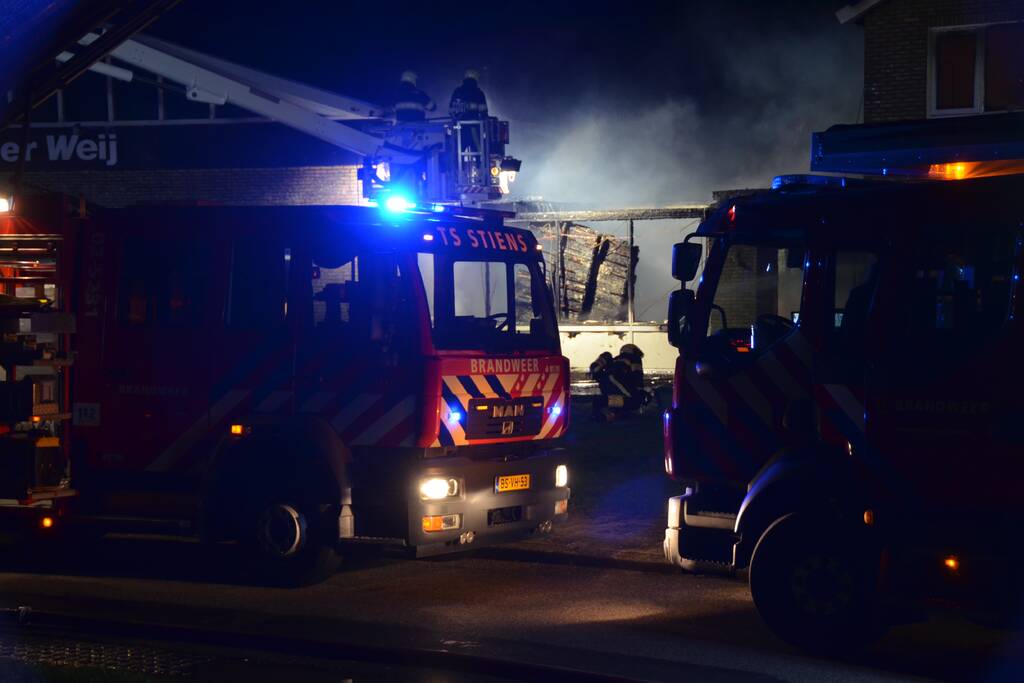 Bedrijfspand met woonhuis gaan in vlammen op