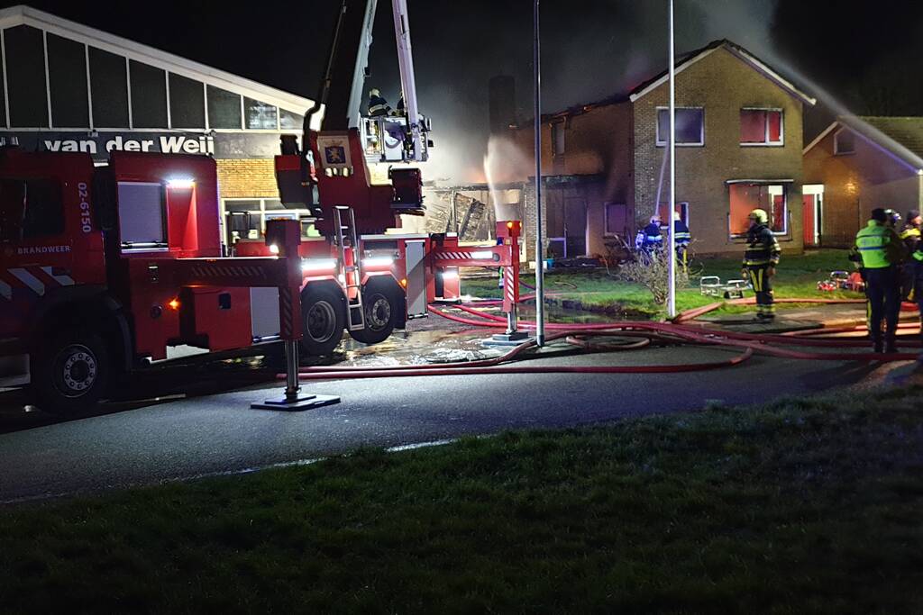Bedrijfspand met woonhuis gaan in vlammen op
