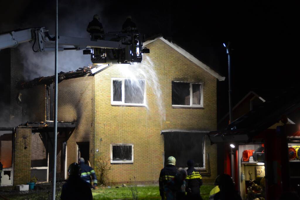 Bedrijfspand met woonhuis gaan in vlammen op