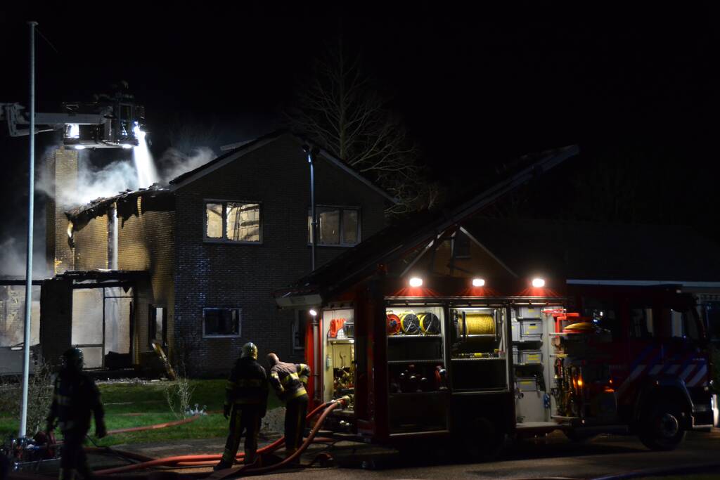 Bedrijfspand met woonhuis gaan in vlammen op