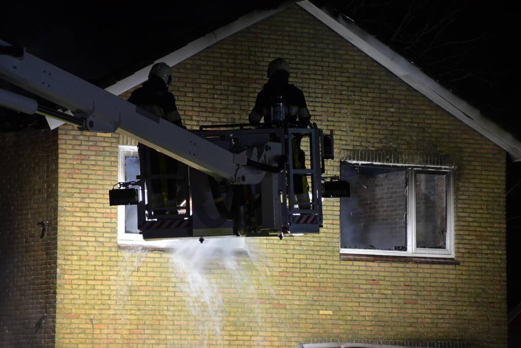 Bedrijfspand met woonhuis gaan in vlammen op