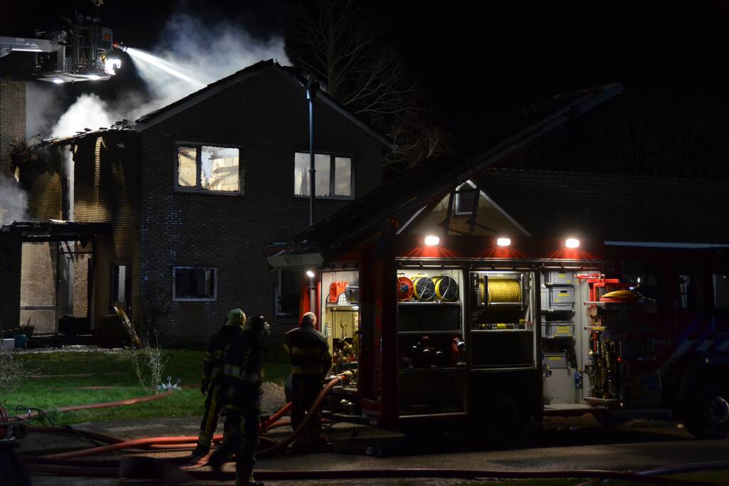 Bedrijfspand met woonhuis gaan in vlammen op