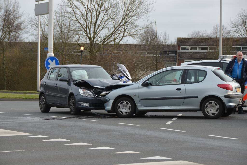 Persoon gewond bij frontale botsing