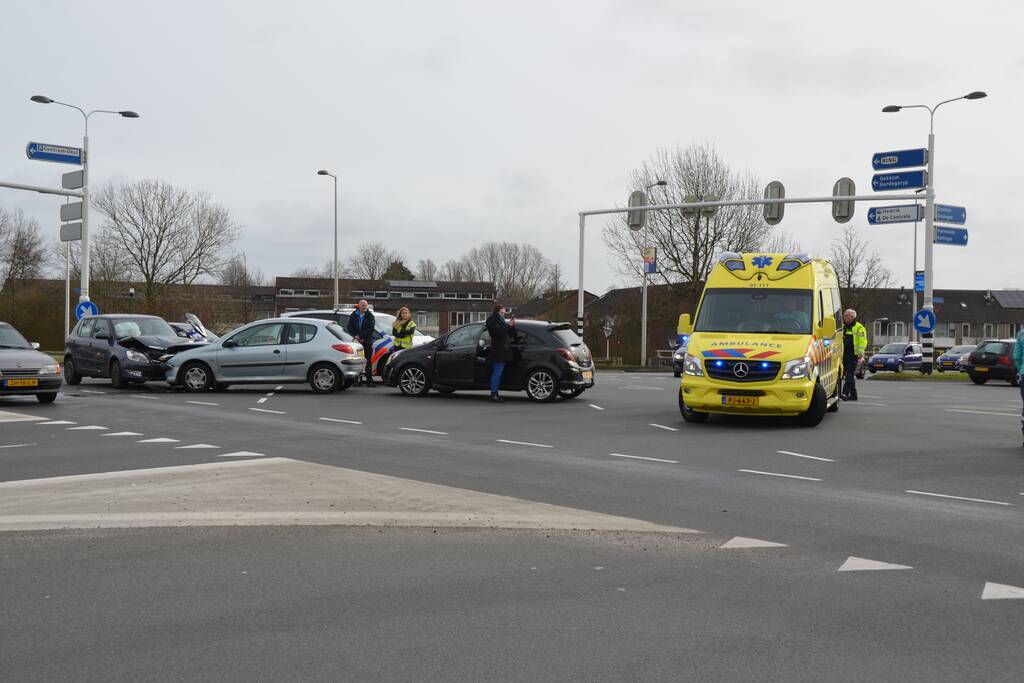 Persoon gewond bij frontale botsing
