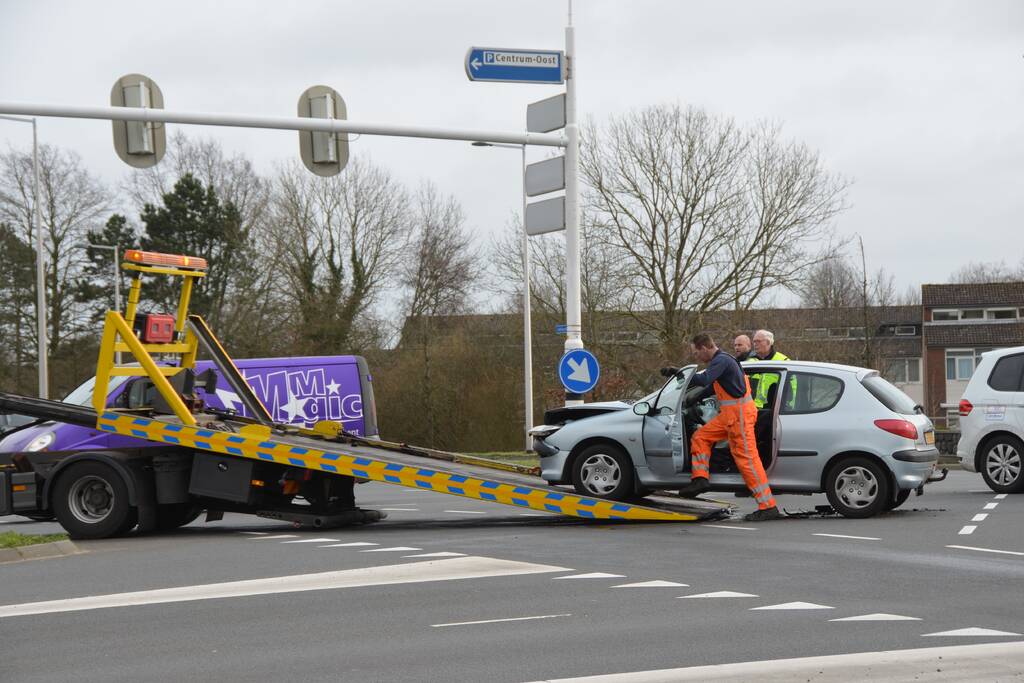 Persoon gewond bij frontale botsing