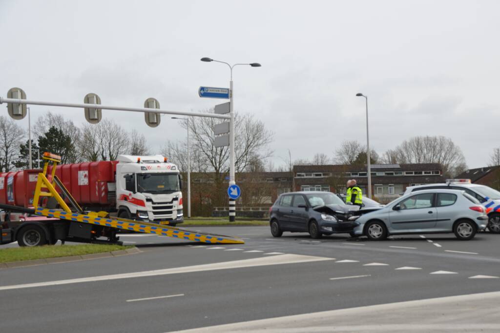 Persoon gewond bij frontale botsing