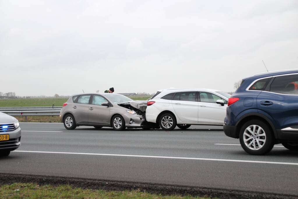 Meerdere auto's beschadigd na kop-staartaanrijding