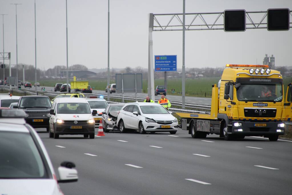 Meerdere auto's beschadigd na kop-staartaanrijding