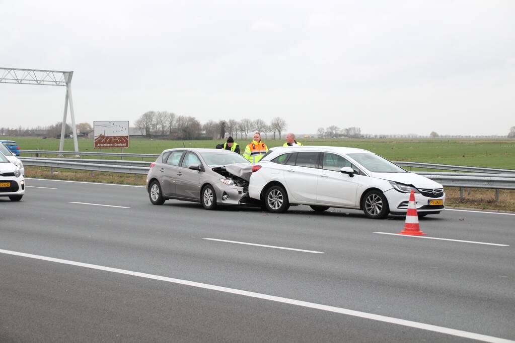 Meerdere auto's beschadigd na kop-staartaanrijding