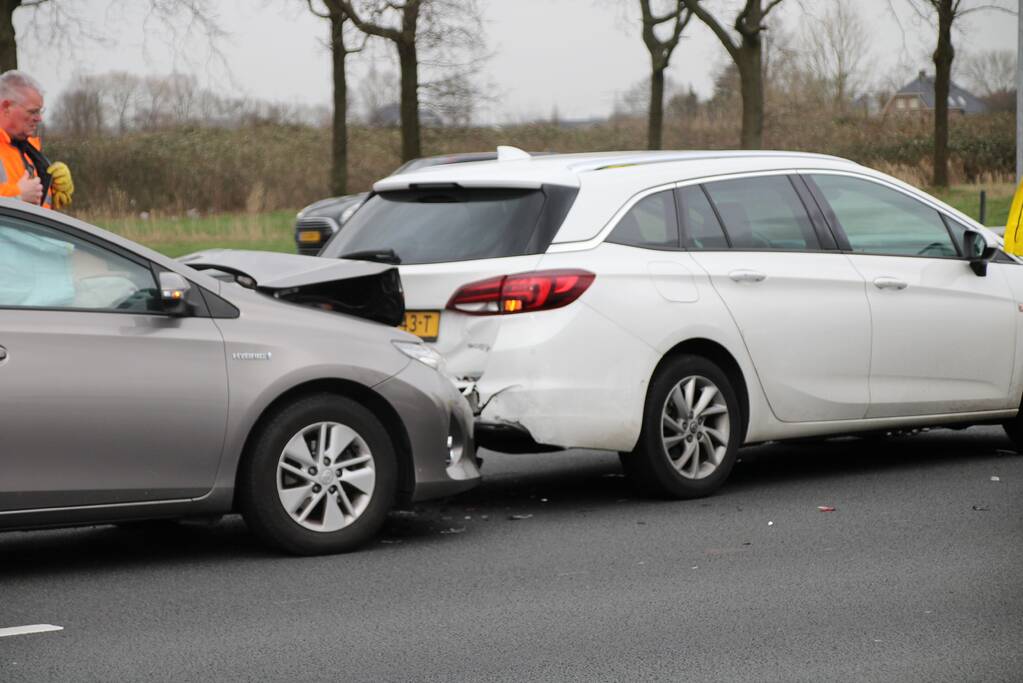Meerdere auto's beschadigd na kop-staartaanrijding