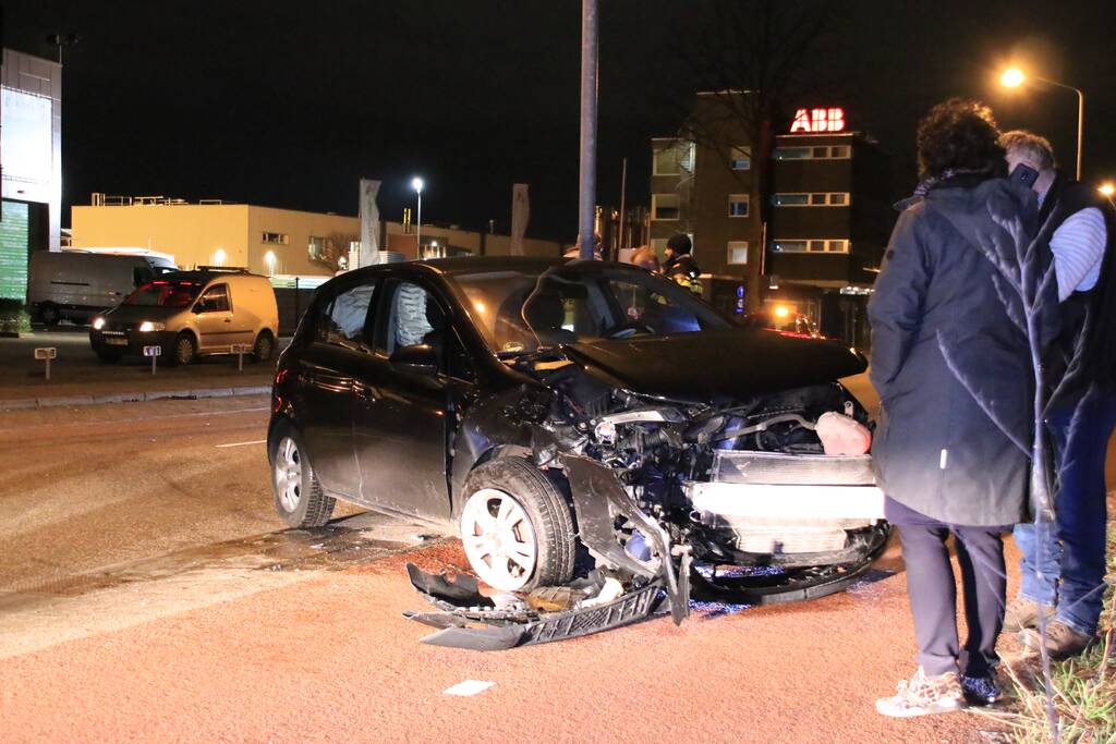 Gewonde na frontale aanrijding op kruising