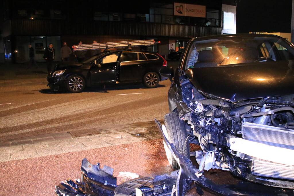 Gewonde na frontale aanrijding op kruising