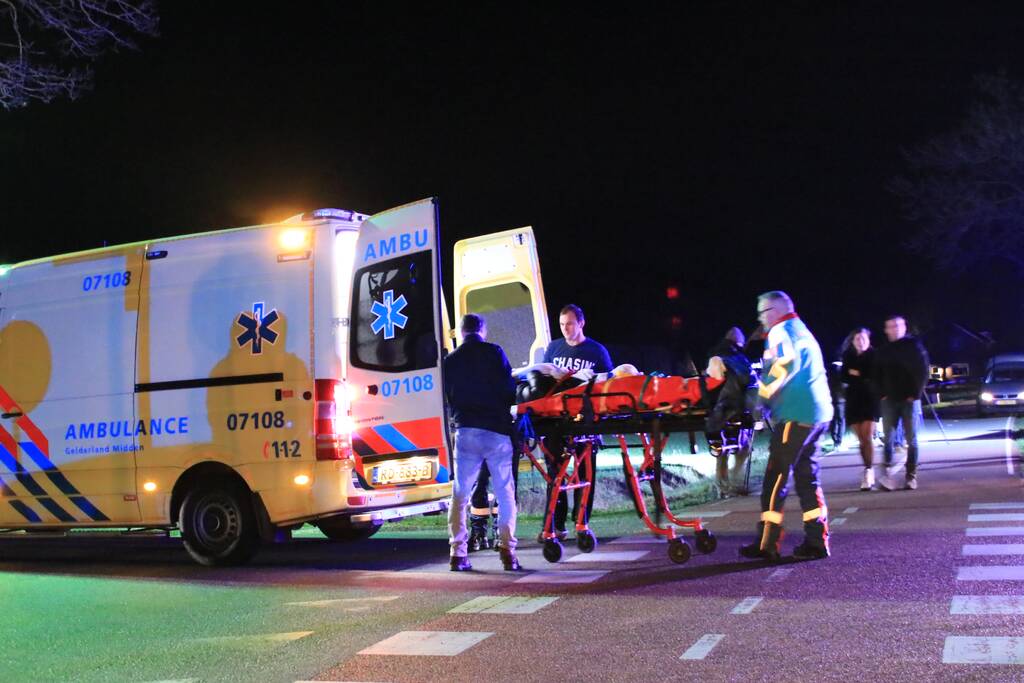 Auto op zijn kant na botsing tegen lantarenpaal