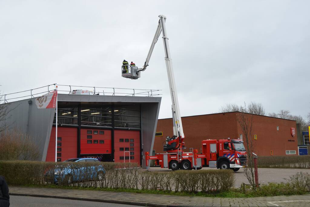 Materiaal waait van dak brandweerkazerne
