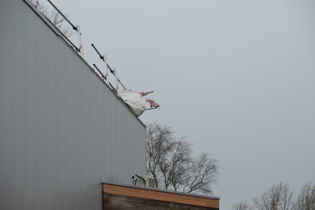 Materiaal waait van dak brandweerkazerne