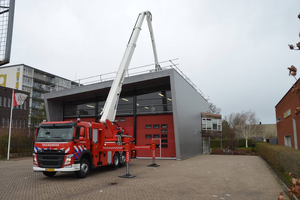 Materiaal waait van dak brandweerkazerne